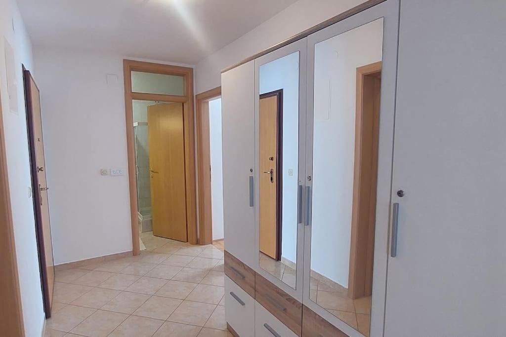 Anka, 2 Bedrooms, Spacious, Sunny, 84m2 Apartment